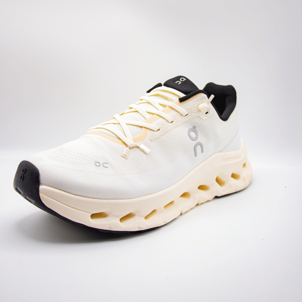 On running cloudtilt Blanco con Beige