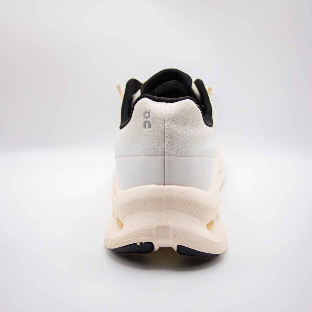 On running cloudtilt Blanco con Beige