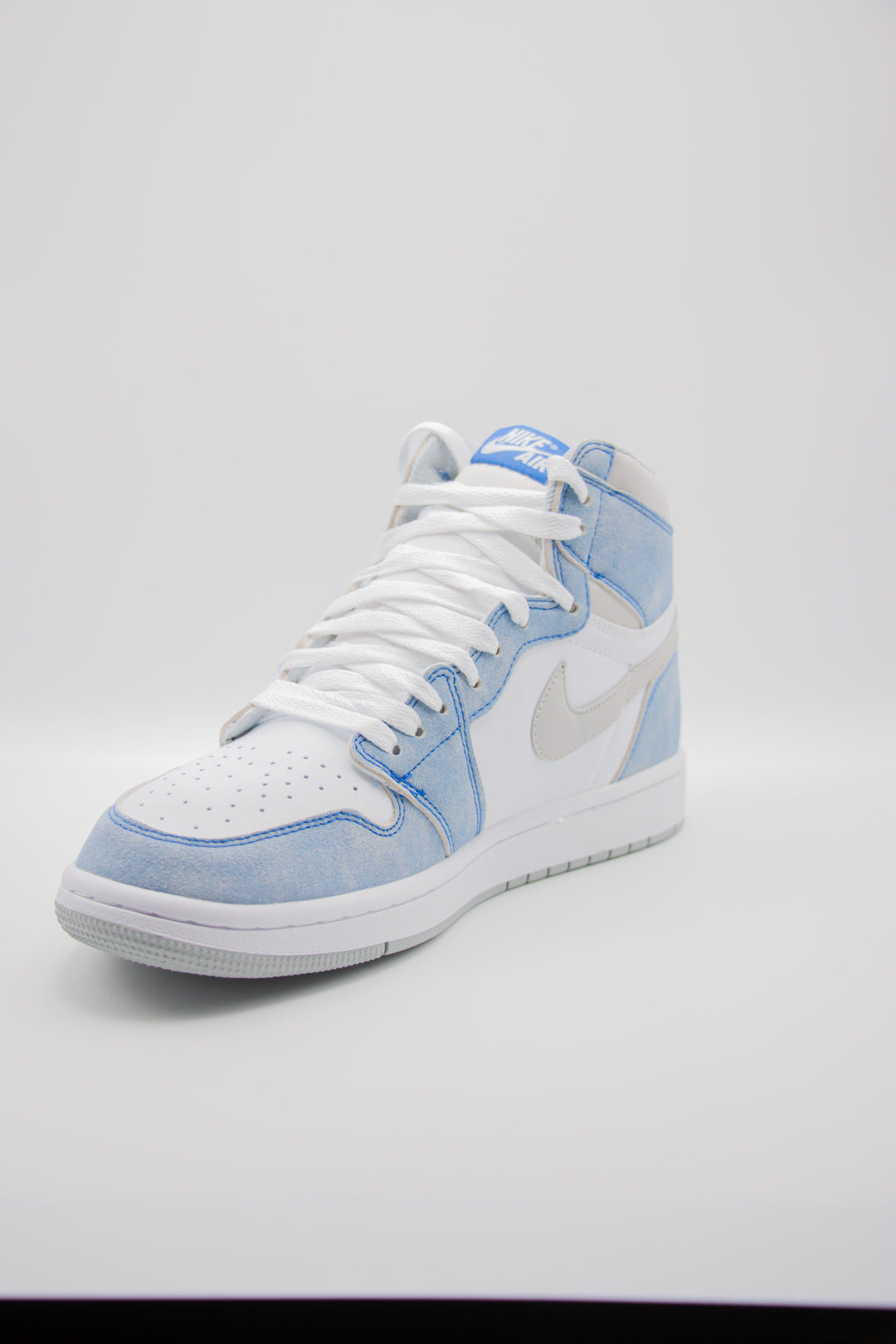 Air Jordan 1 Hyper Royal