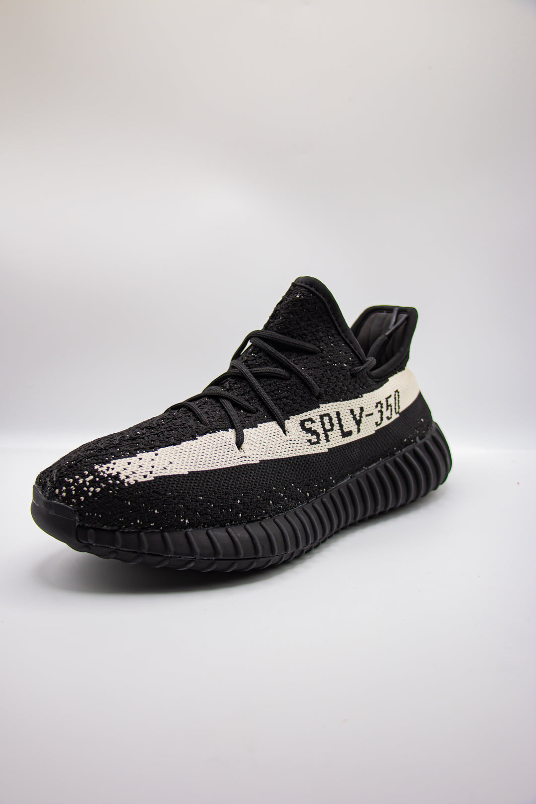 Adidas Yeezy Boost 350 V2 Core en negro y blanco