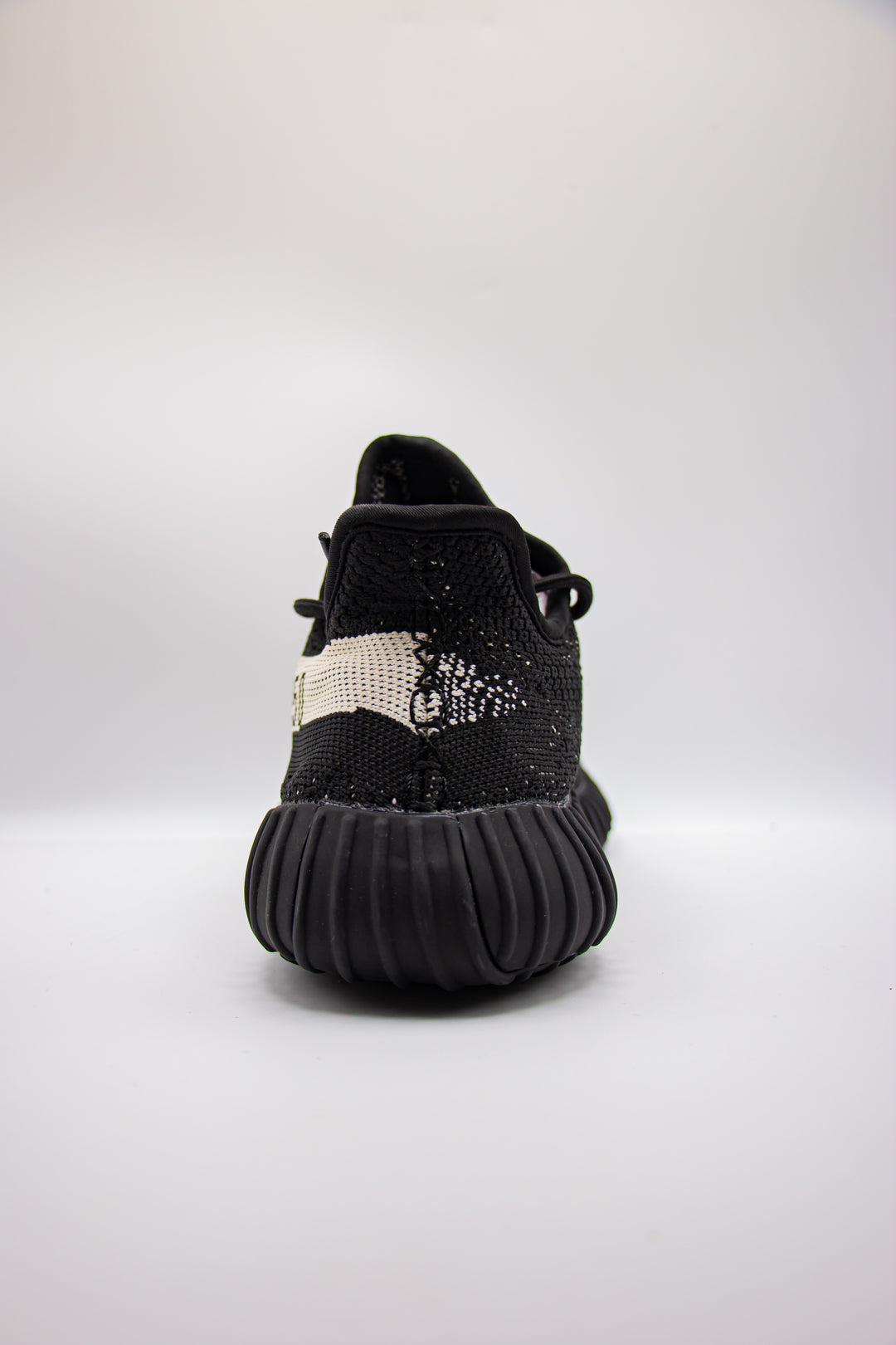 Adidas Yeezy Boost 350 V2 Core en negro y blanco